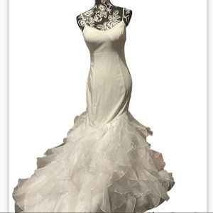 Lulus size 8 wedding dress (pre-own) beautiful train. Slim fit